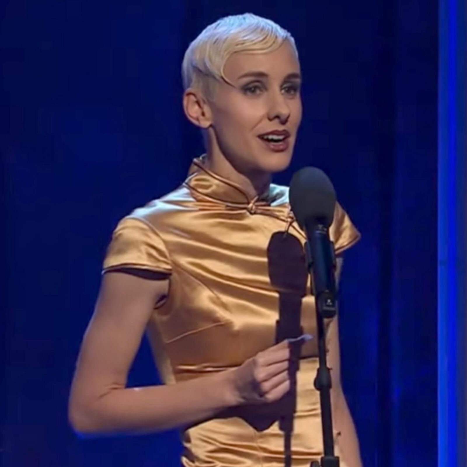 Lisa E. Geile Duerre Oesi Ficke Im Golden Satinkleid!