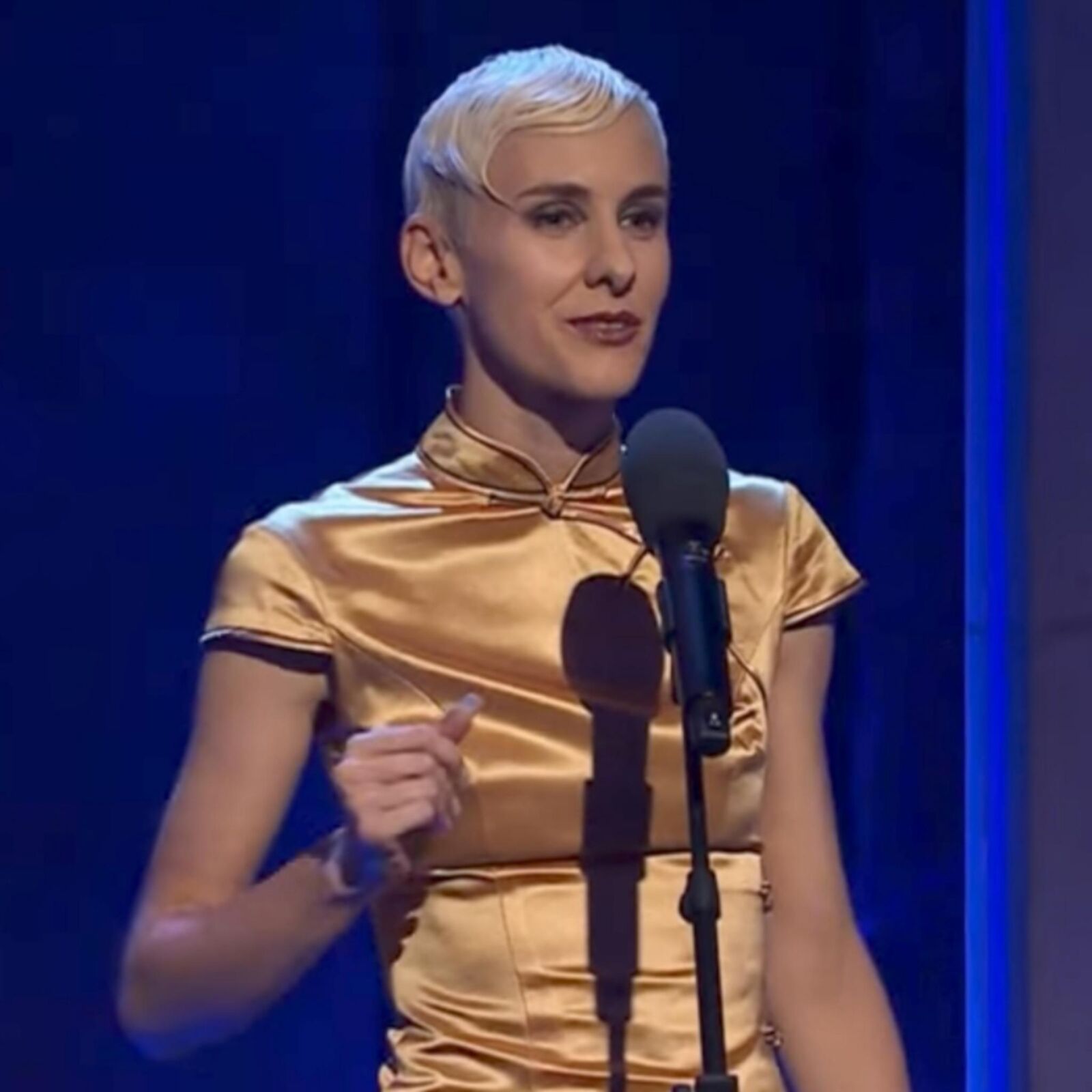 Lisa E. Geile Duerre Oesi Ficke Im Golden Satinkleid!
