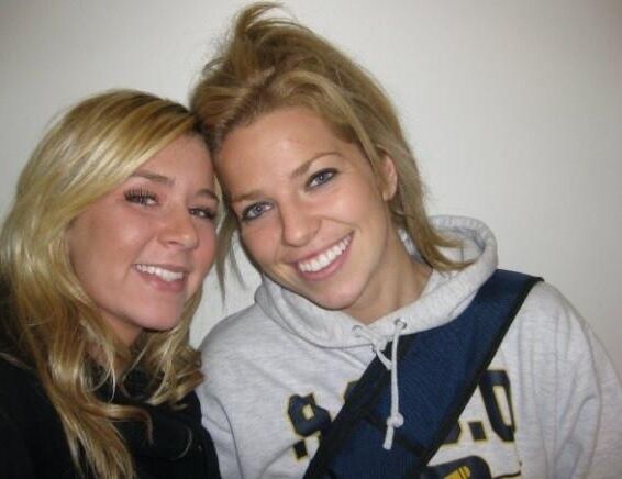 Blonde posant