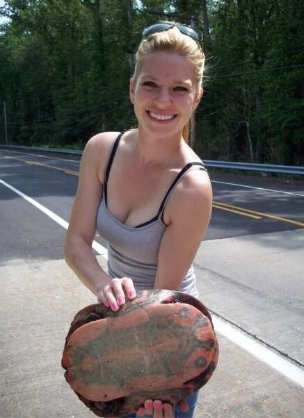 Blonde posant