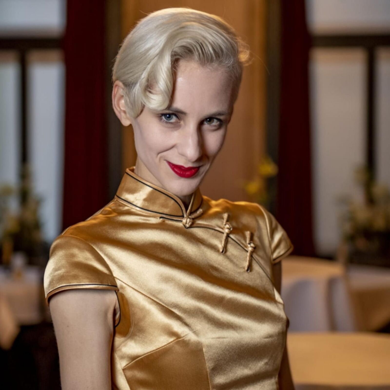 Lisa E. Geile Duerre Oesi Ficke Im Golden Satinkleid!