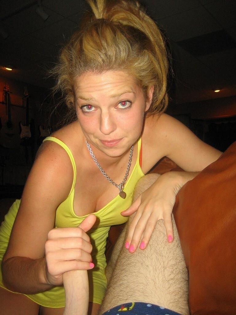 Blonde posant