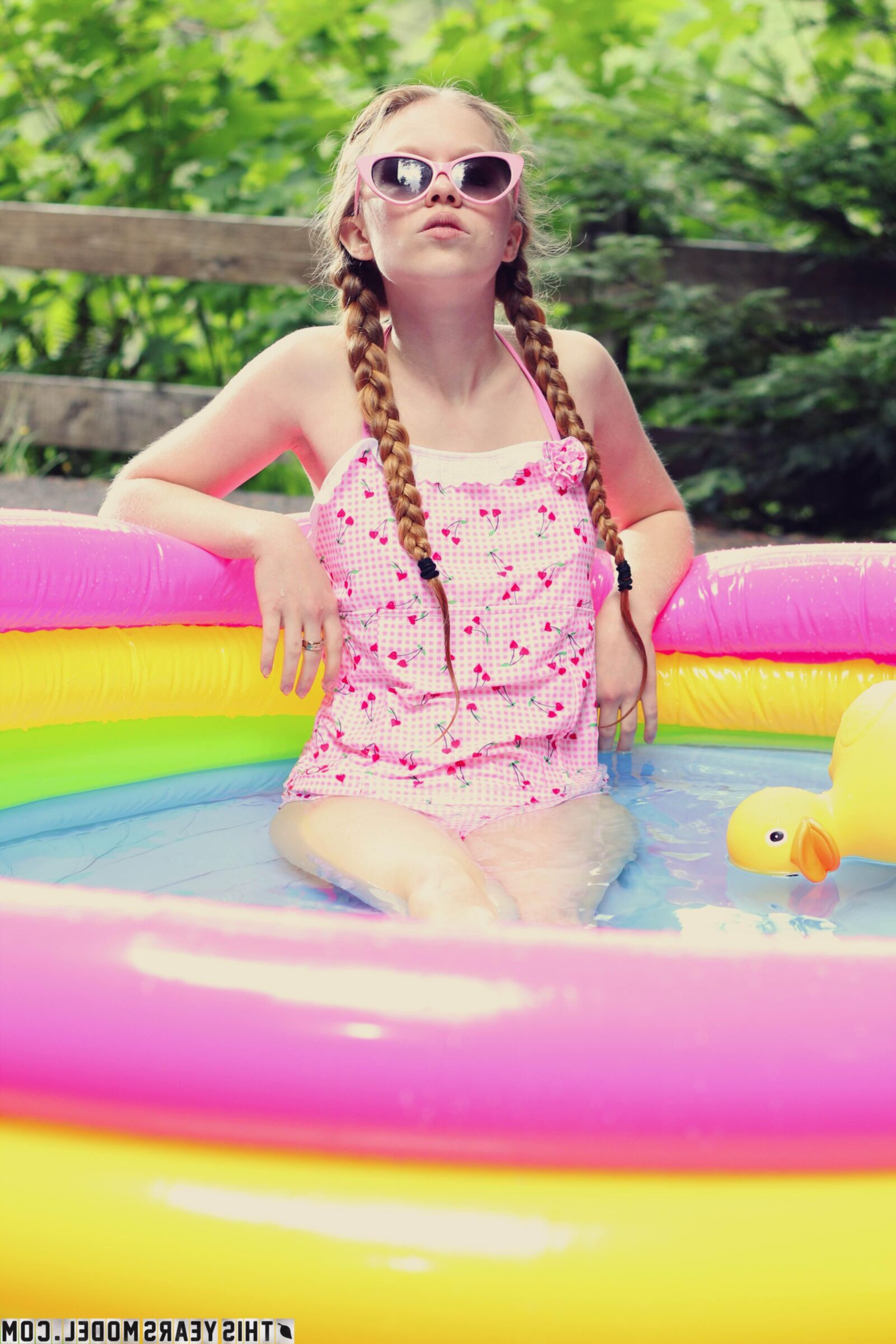 Dolly bañándose en la piscina