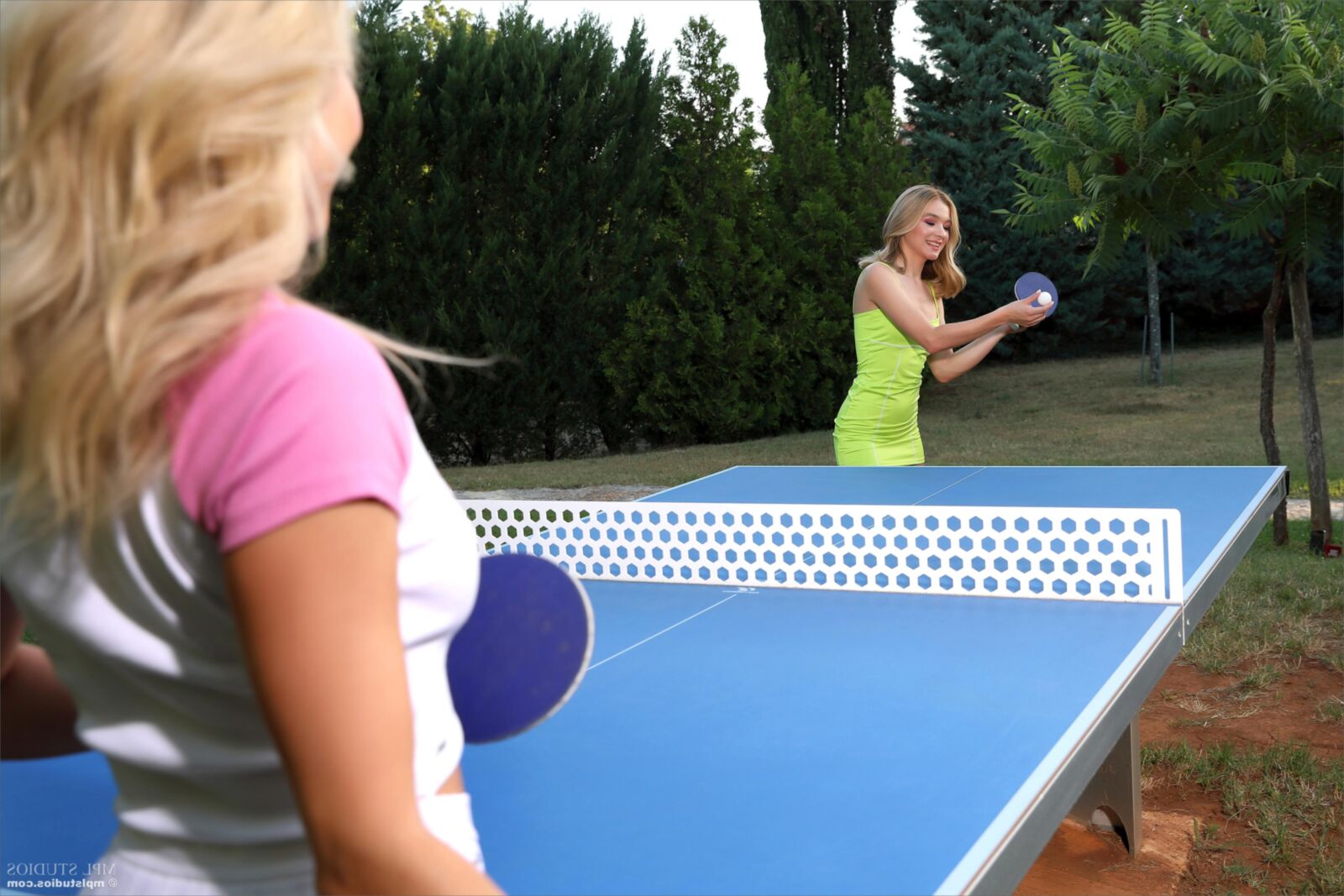 Stefani y Cara Mell Table Tennis Blondes