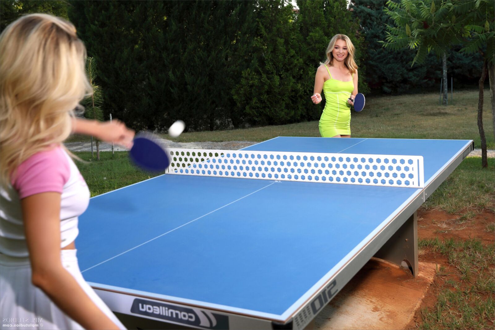 Stefani y Cara Mell Table Tennis Blondes