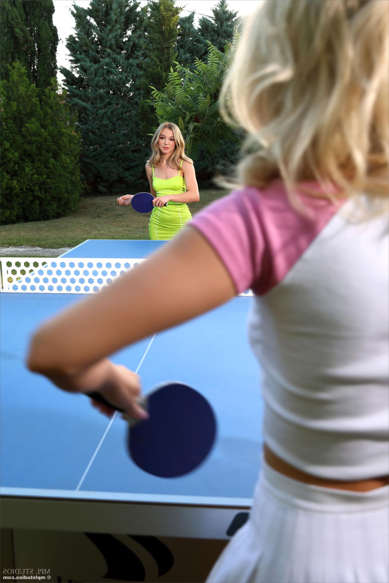 Stefani y Cara Mell Table Tennis Blondes