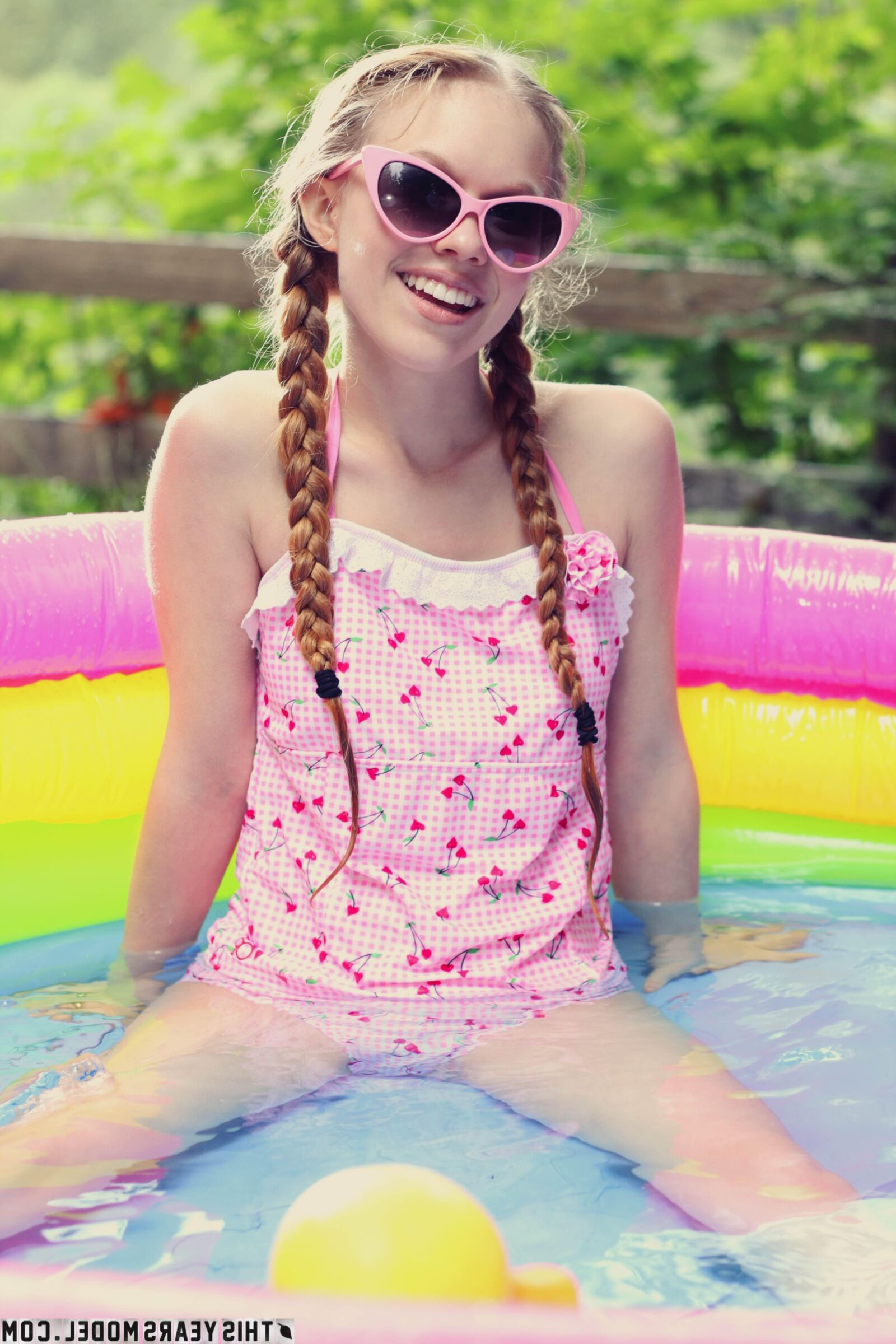 Dolly bañándose en la piscina