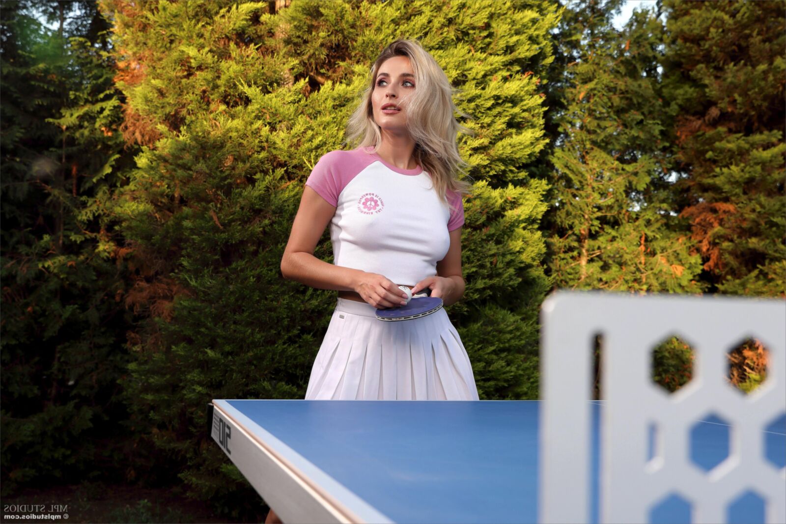 Stefani y Cara Mell Table Tennis Blondes
