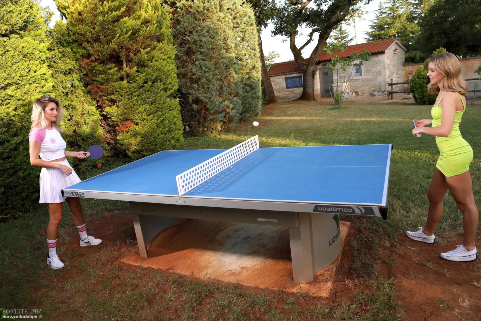 Stefani y Cara Mell Table Tennis Blondes
