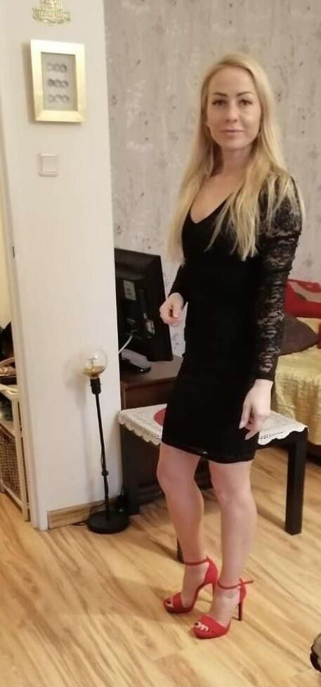 Milf blonde sexy avec de petits seins