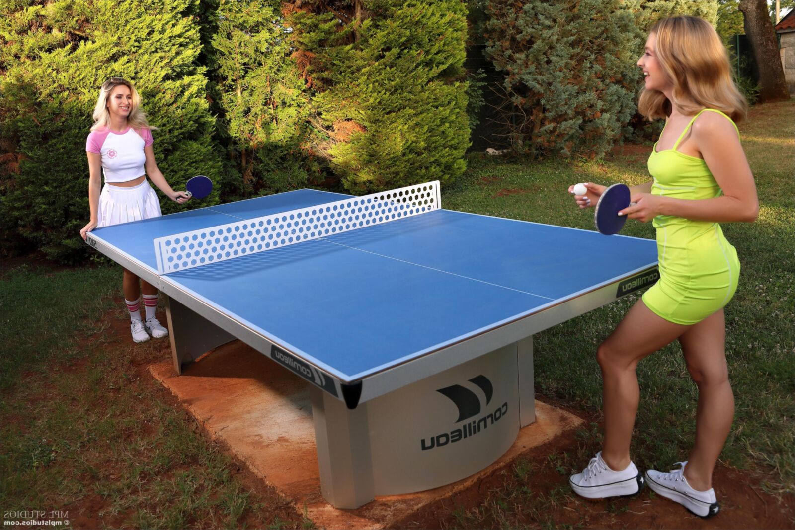 Stefani y Cara Mell Table Tennis Blondes