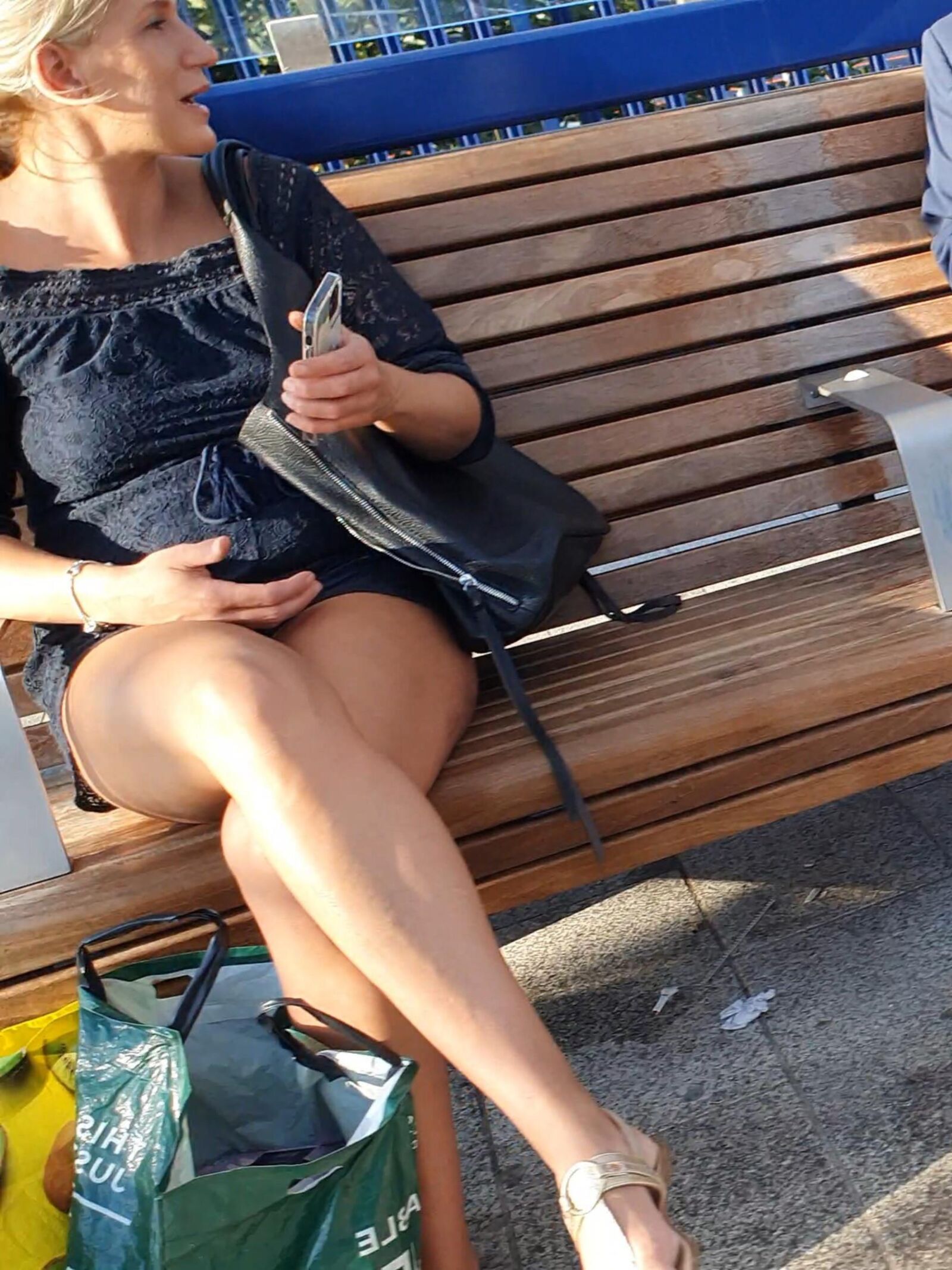 [CANDID] BLONDE MILF FLAUNTS LONG LEGS