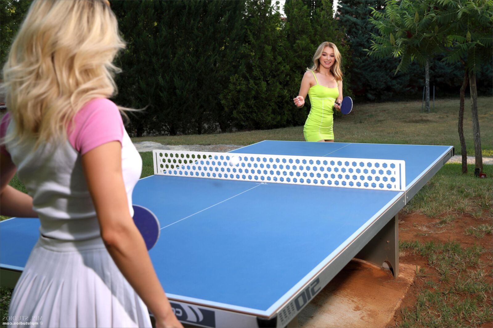 Stefani y Cara Mell Table Tennis Blondes