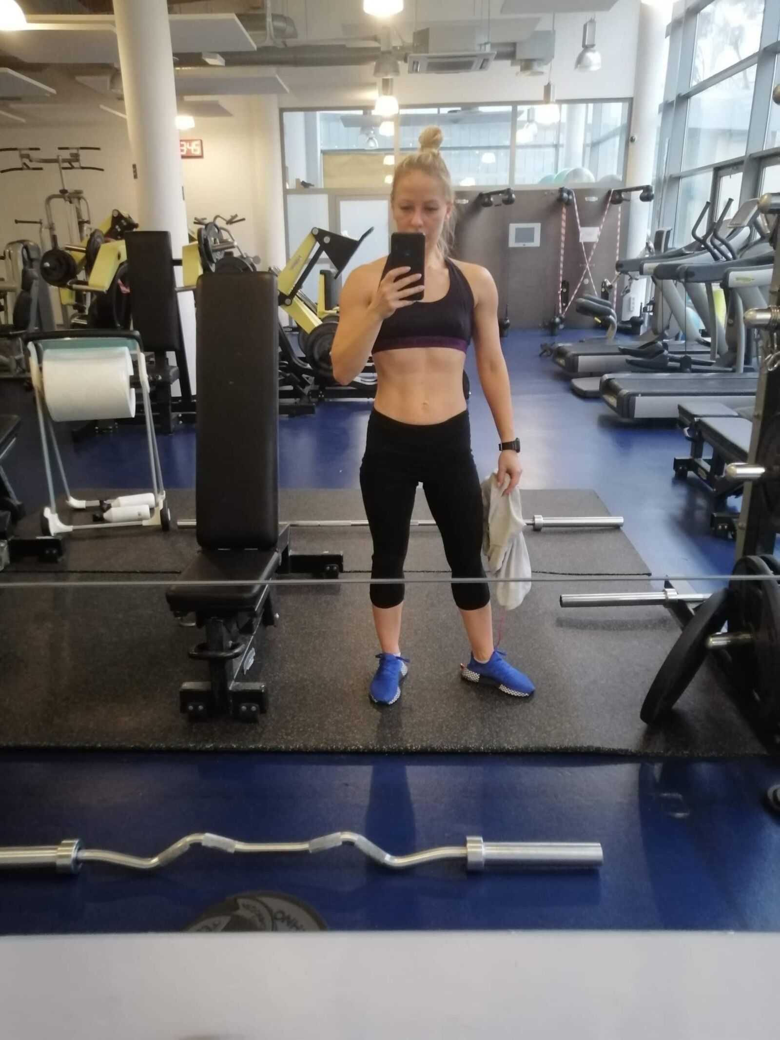 Milf blonde sexy avec de petits seins
