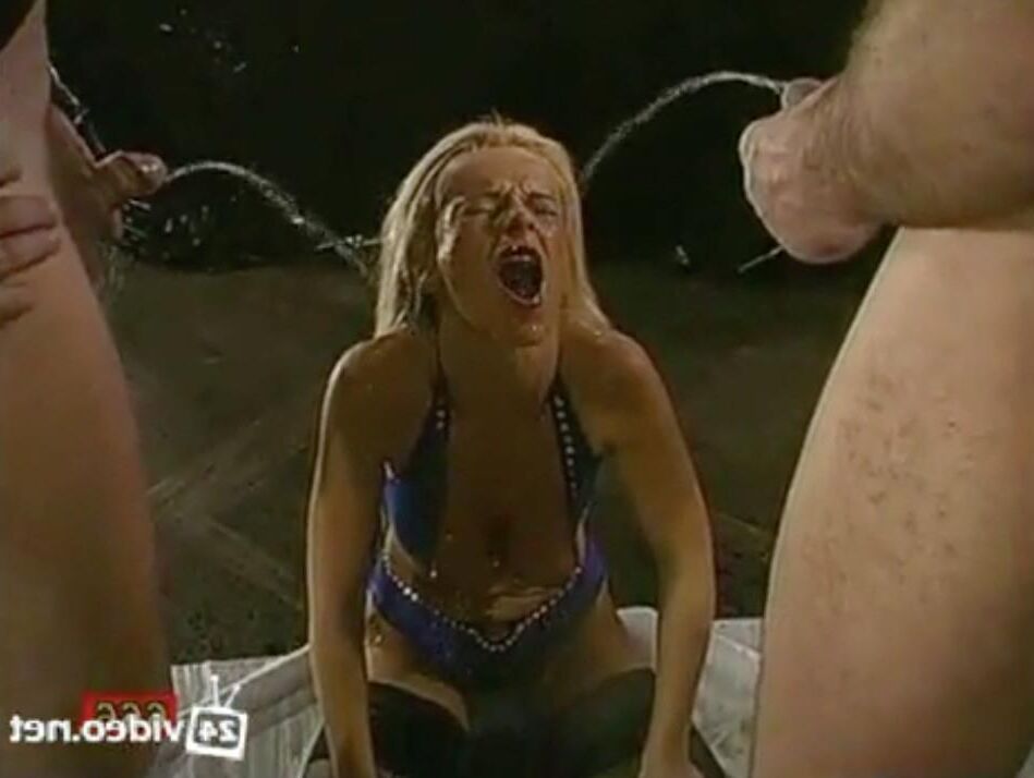 Blonde\'s = urinal\'s