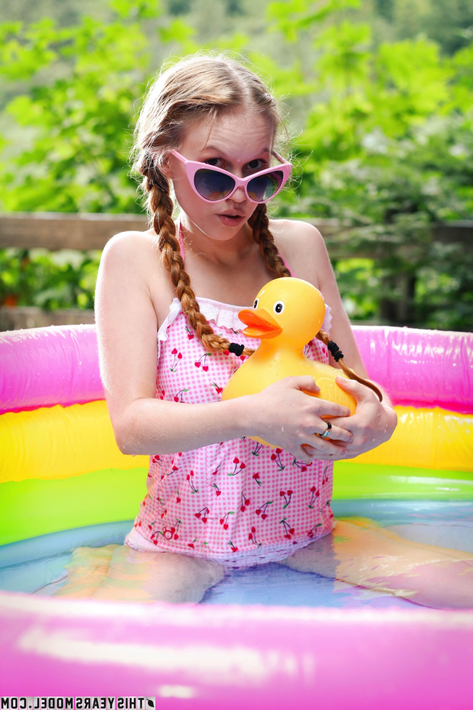 Dolly bañándose en la piscina