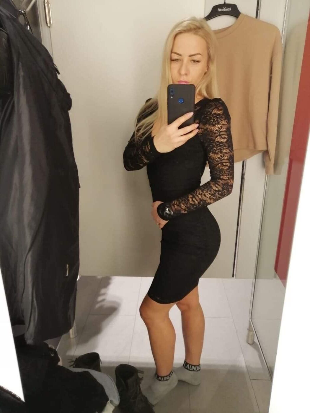 Milf blonde sexy avec de petits seins