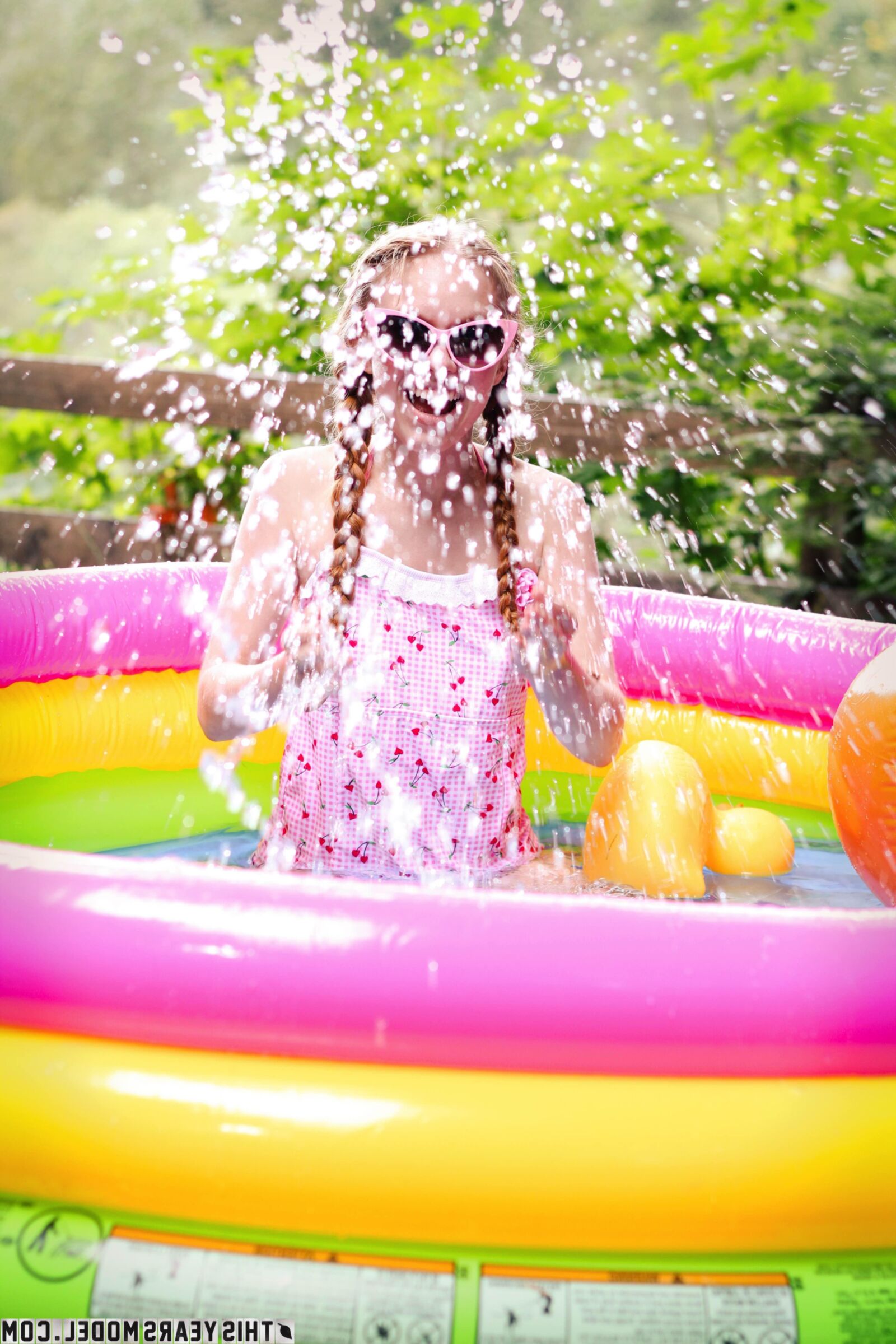 Dolly bañándose en la piscina