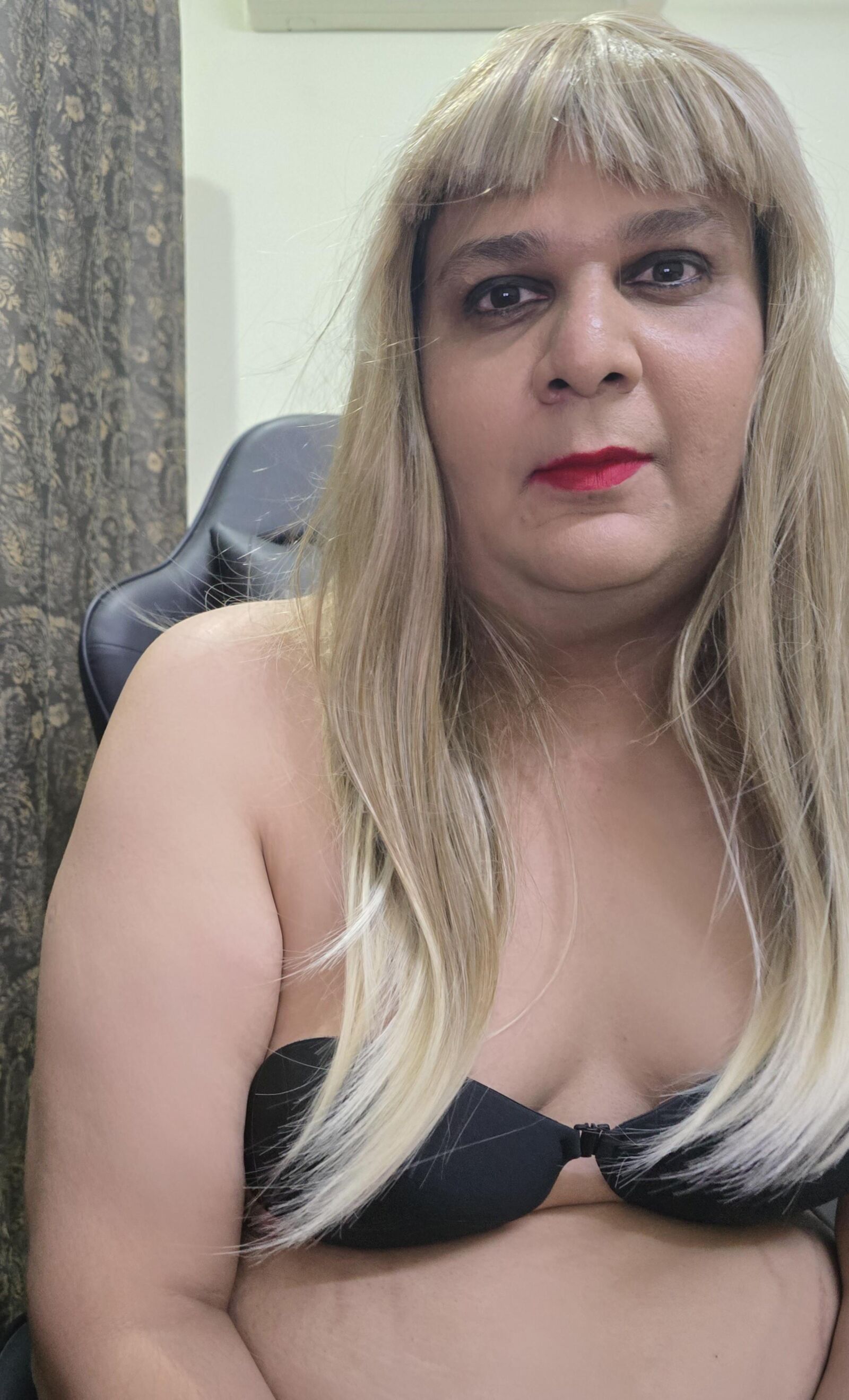 Blonde Shemale Monica M Nahaufnahme