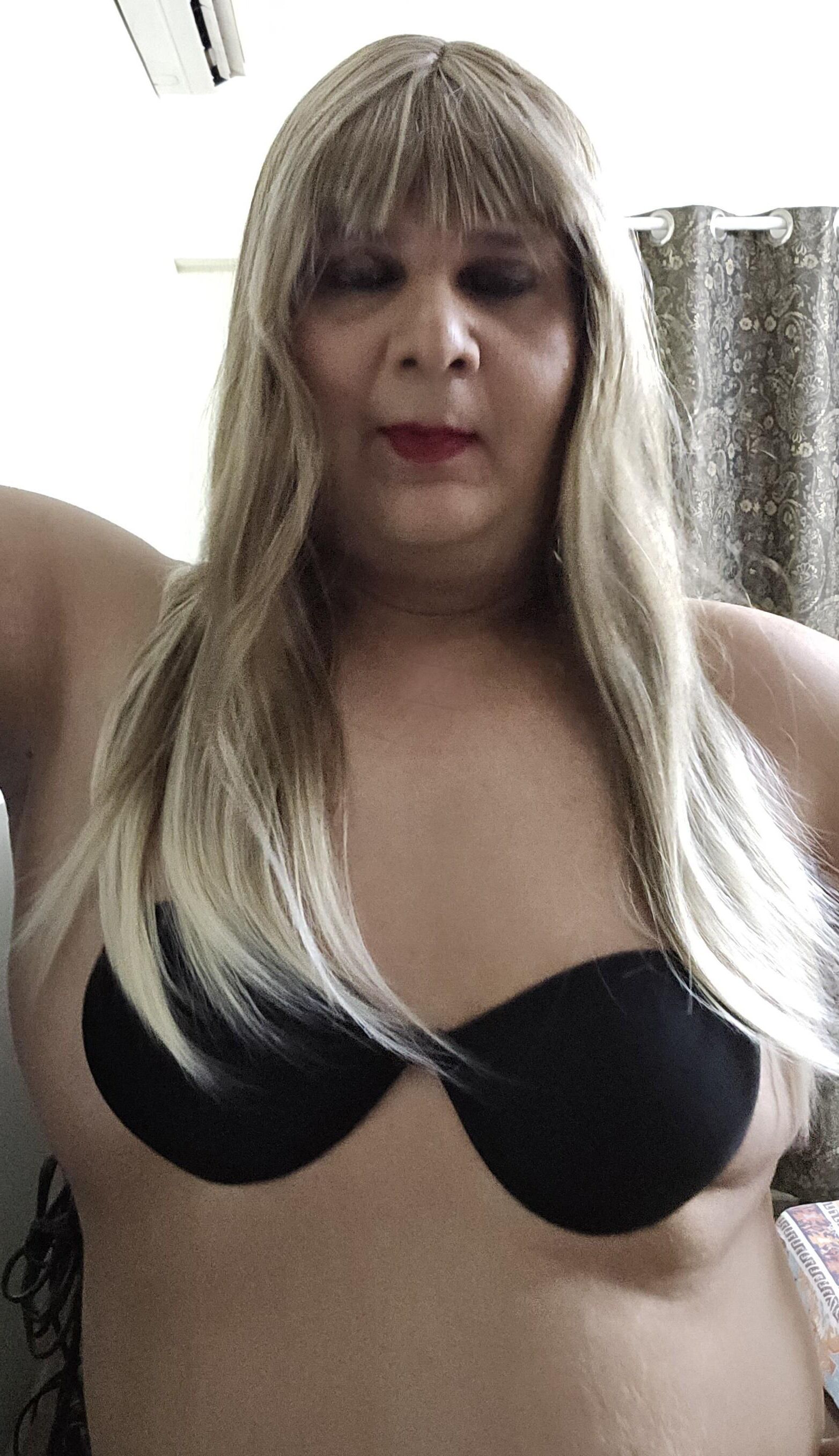 Blonde Shemale Monica M Nahaufnahme
