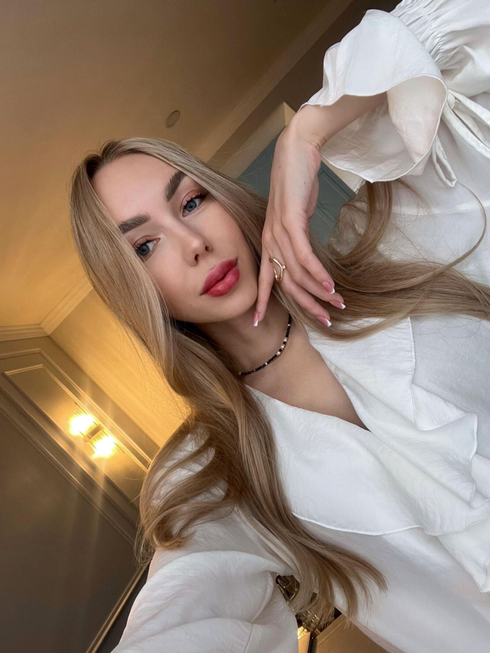 Selfie einer schönen blonden Prostituierten
