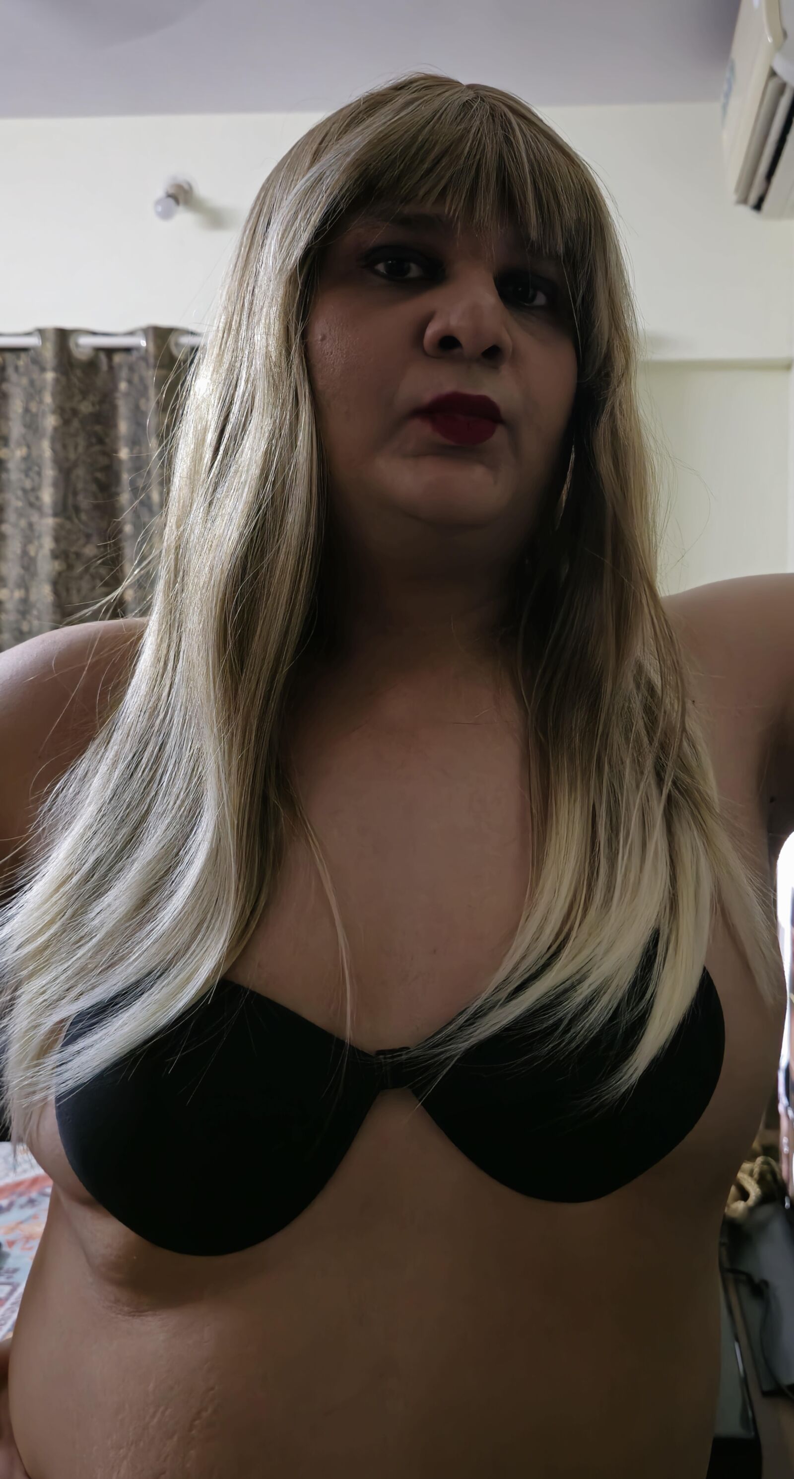 Blonde Shemale Monica M Nahaufnahme