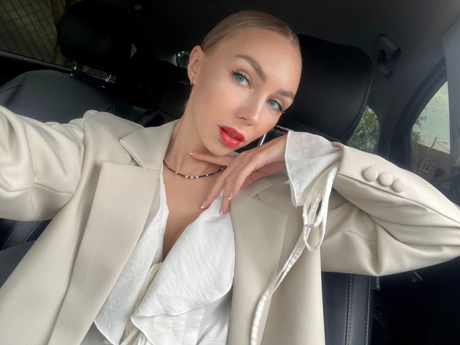 Selfie einer schönen blonden Prostituierten