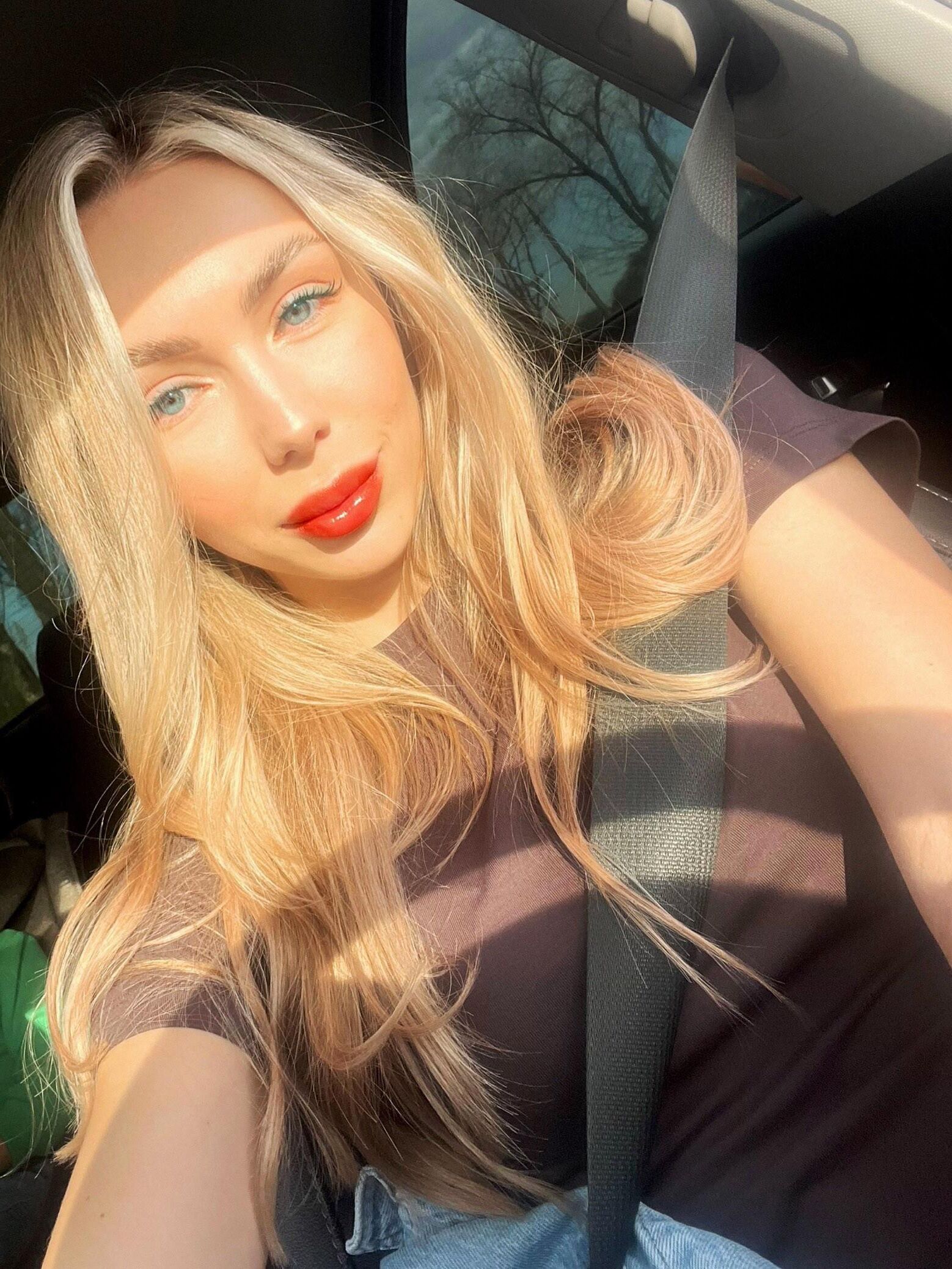 Selfie einer schönen blonden Prostituierten