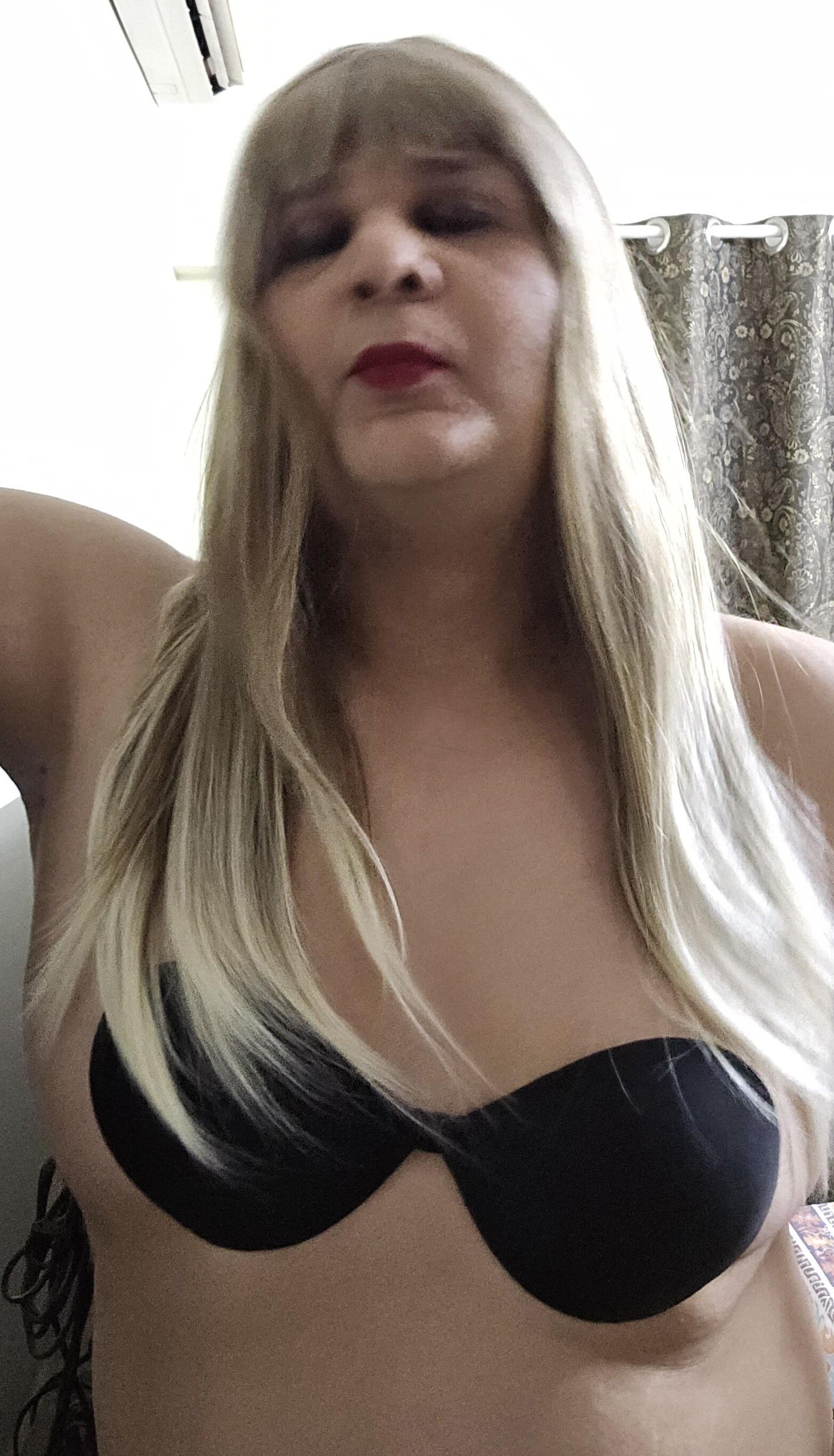 Blonde Shemale Monica M Nahaufnahme