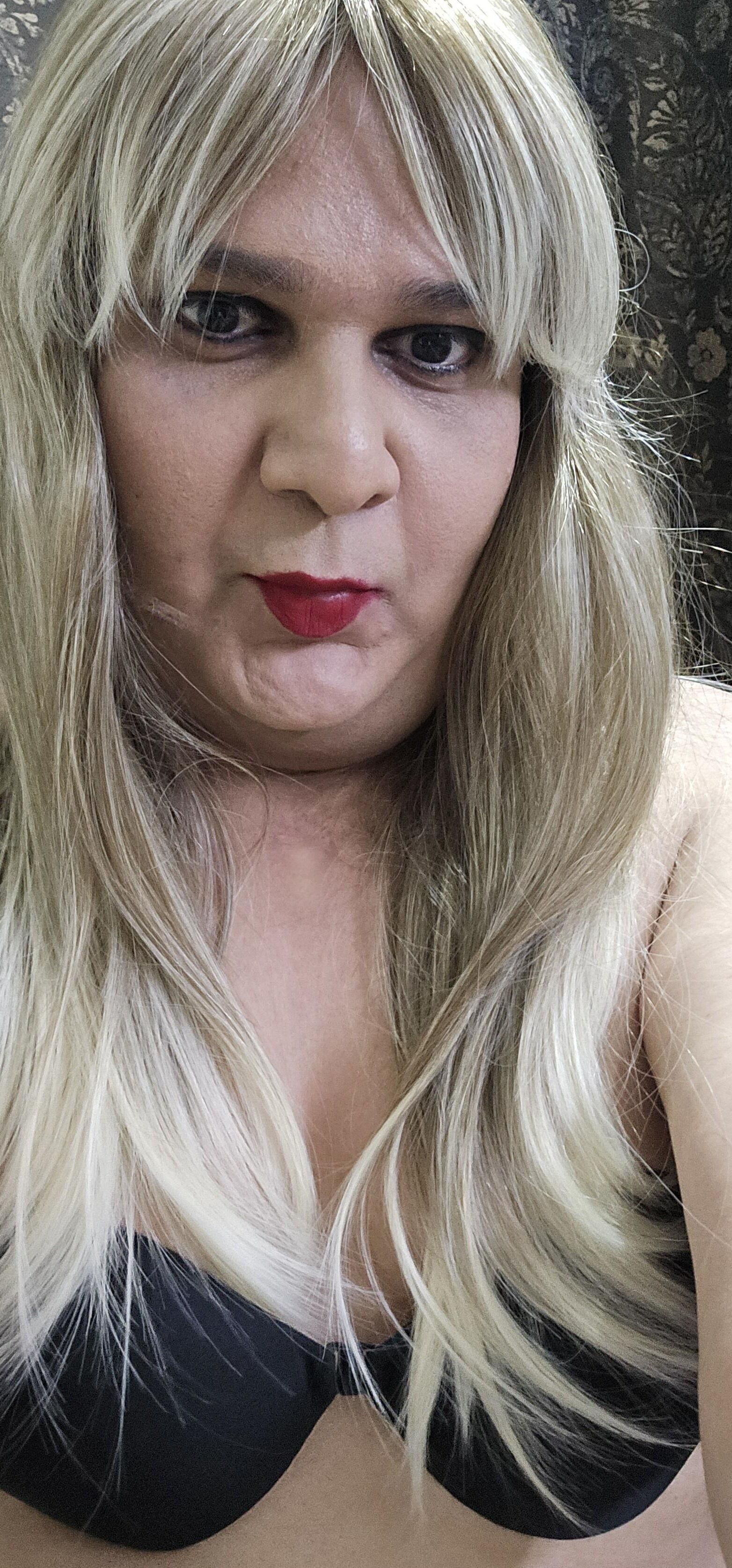 Blonde Shemale Monica M Nahaufnahme