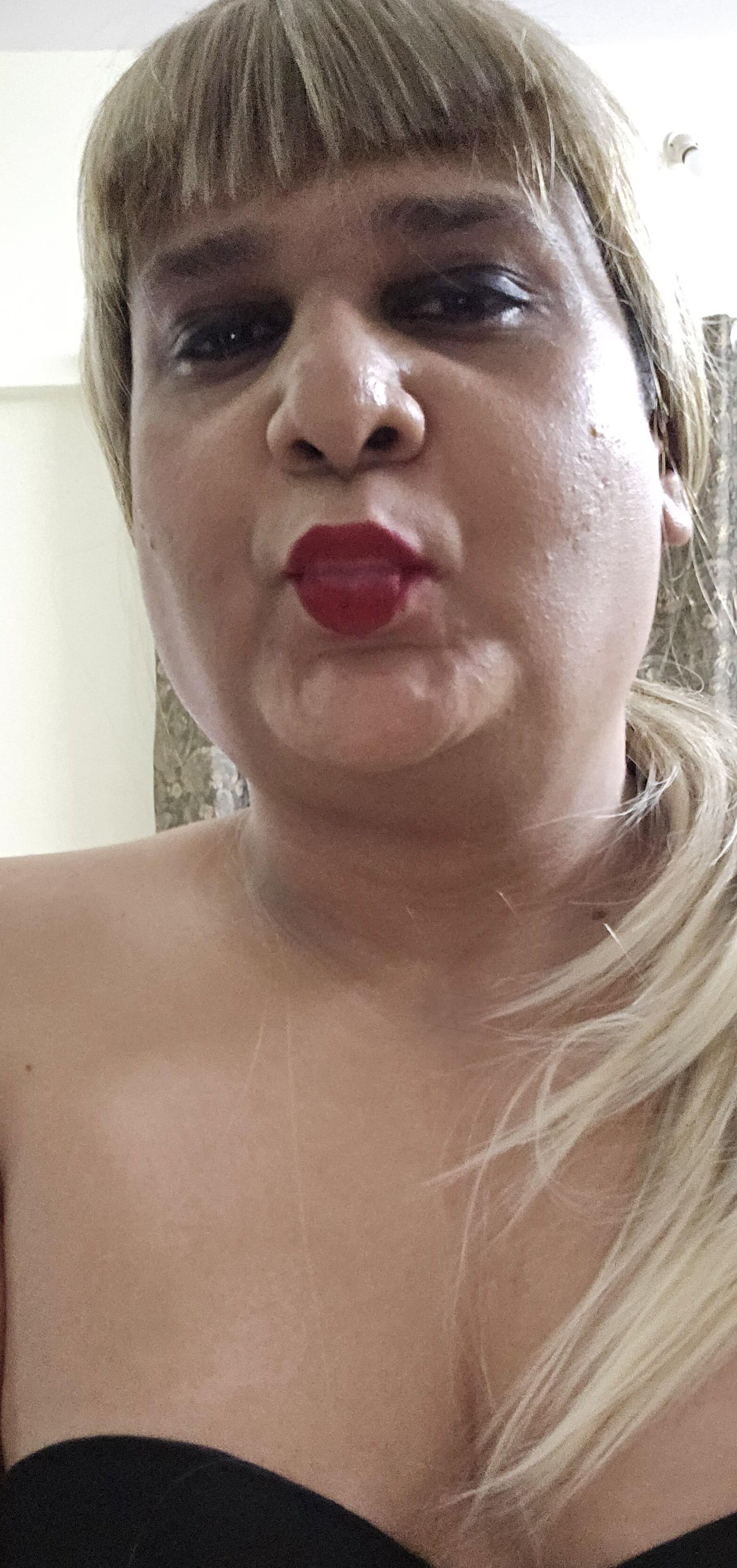Blonde Shemale Monica M Nahaufnahme