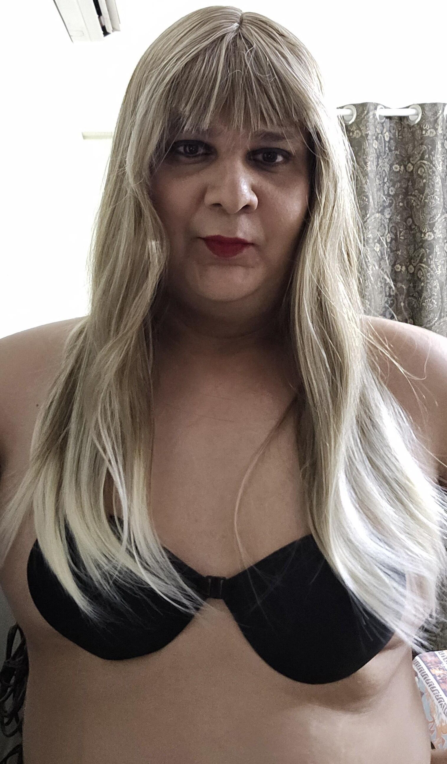 Blonde Shemale Monica M Nahaufnahme