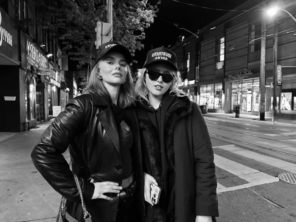 Samara Weaving und Kathryn Newton