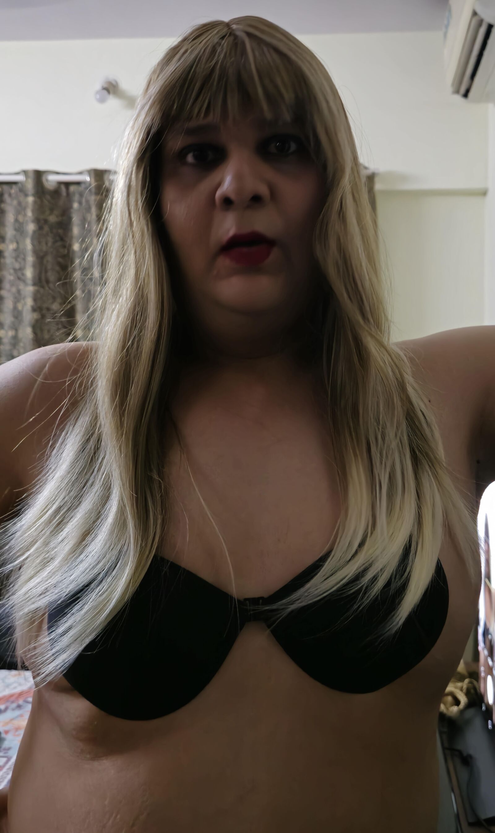 Blonde Shemale Monica M Nahaufnahme