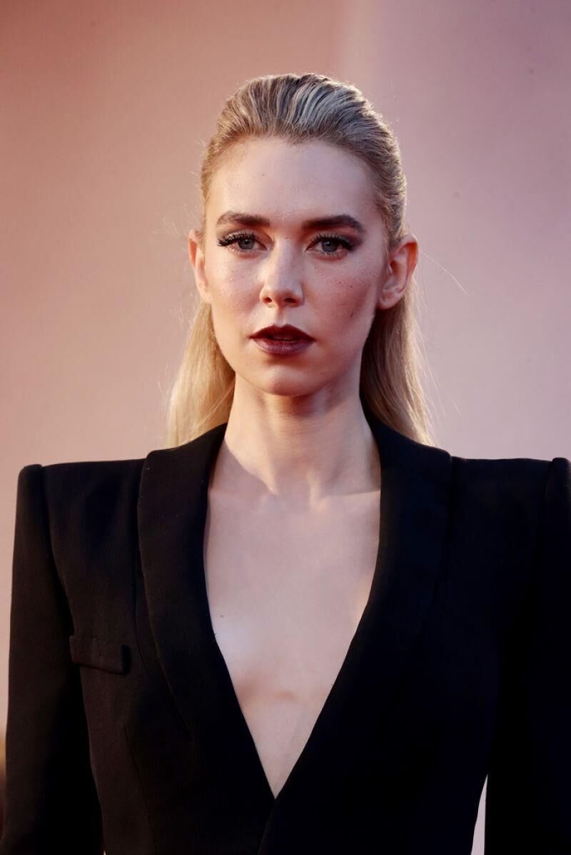 Titten Vanessa Kirby