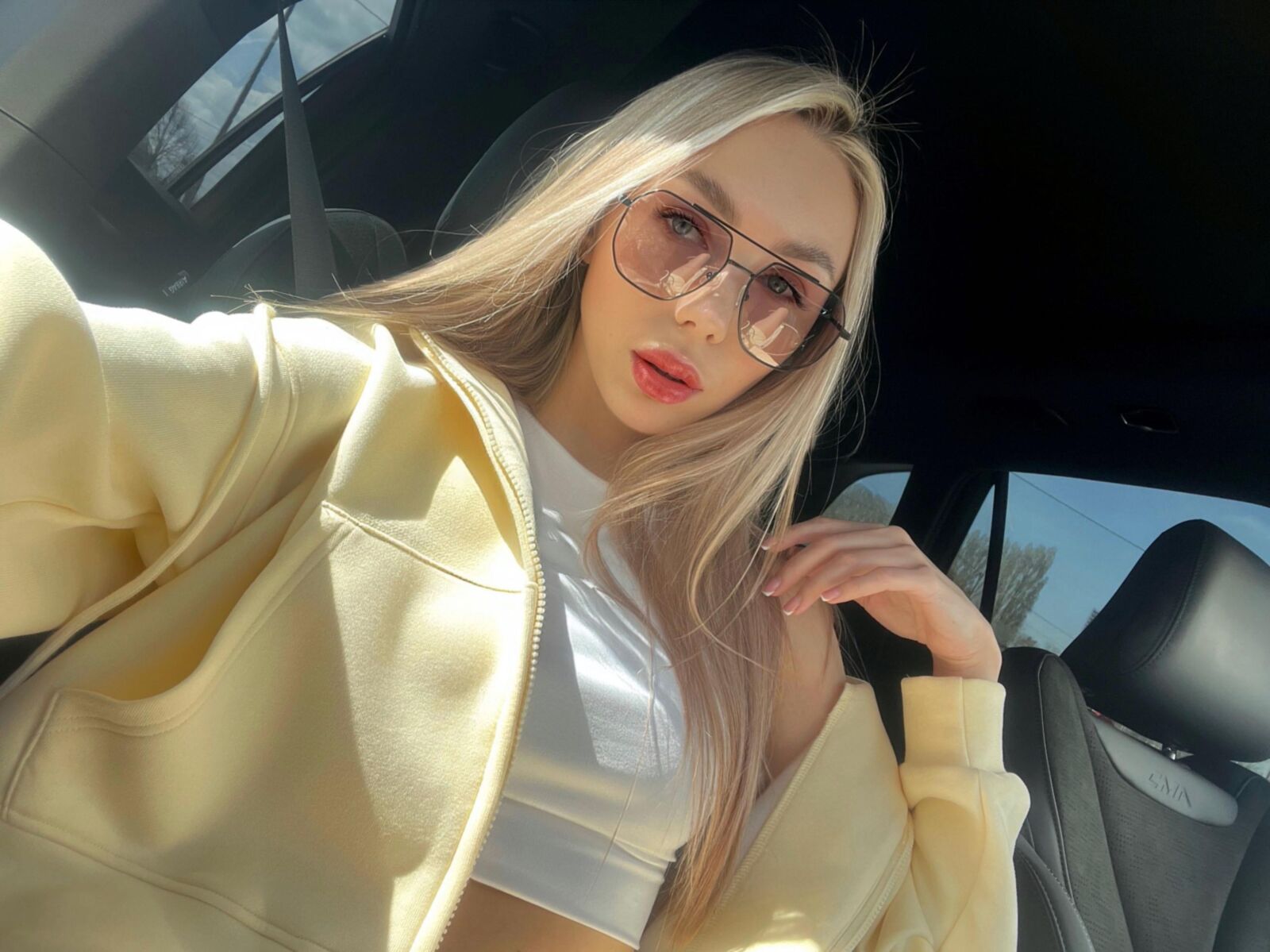 Selfie einer schönen blonden Prostituierten