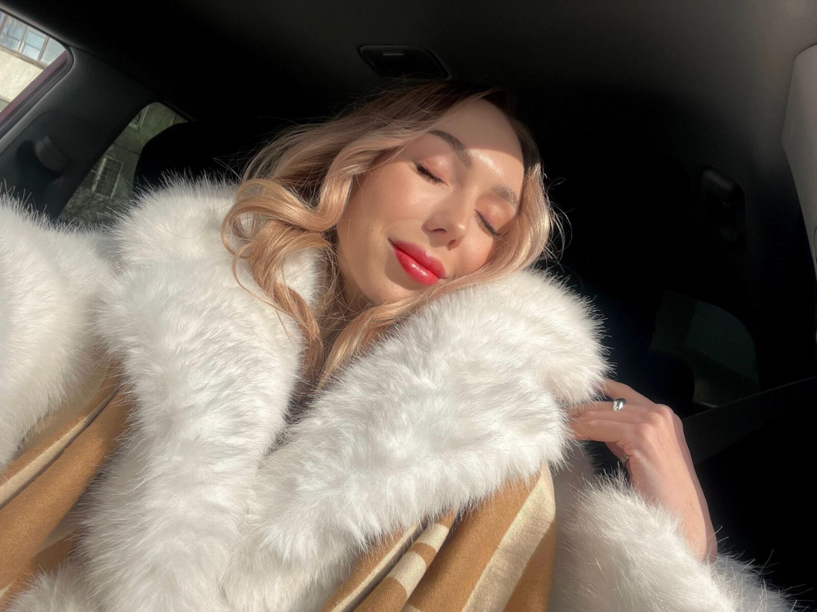Selfie einer schönen blonden Prostituierten