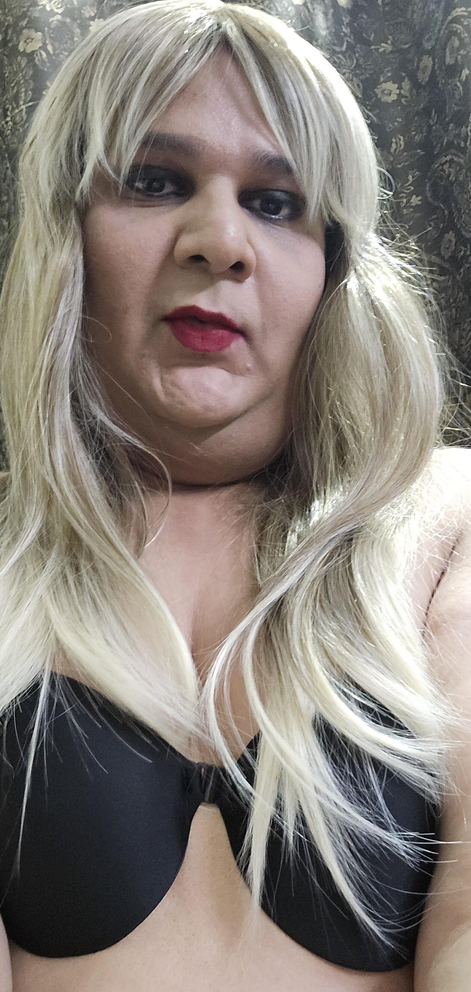 Blonde Shemale Monica M Nahaufnahme