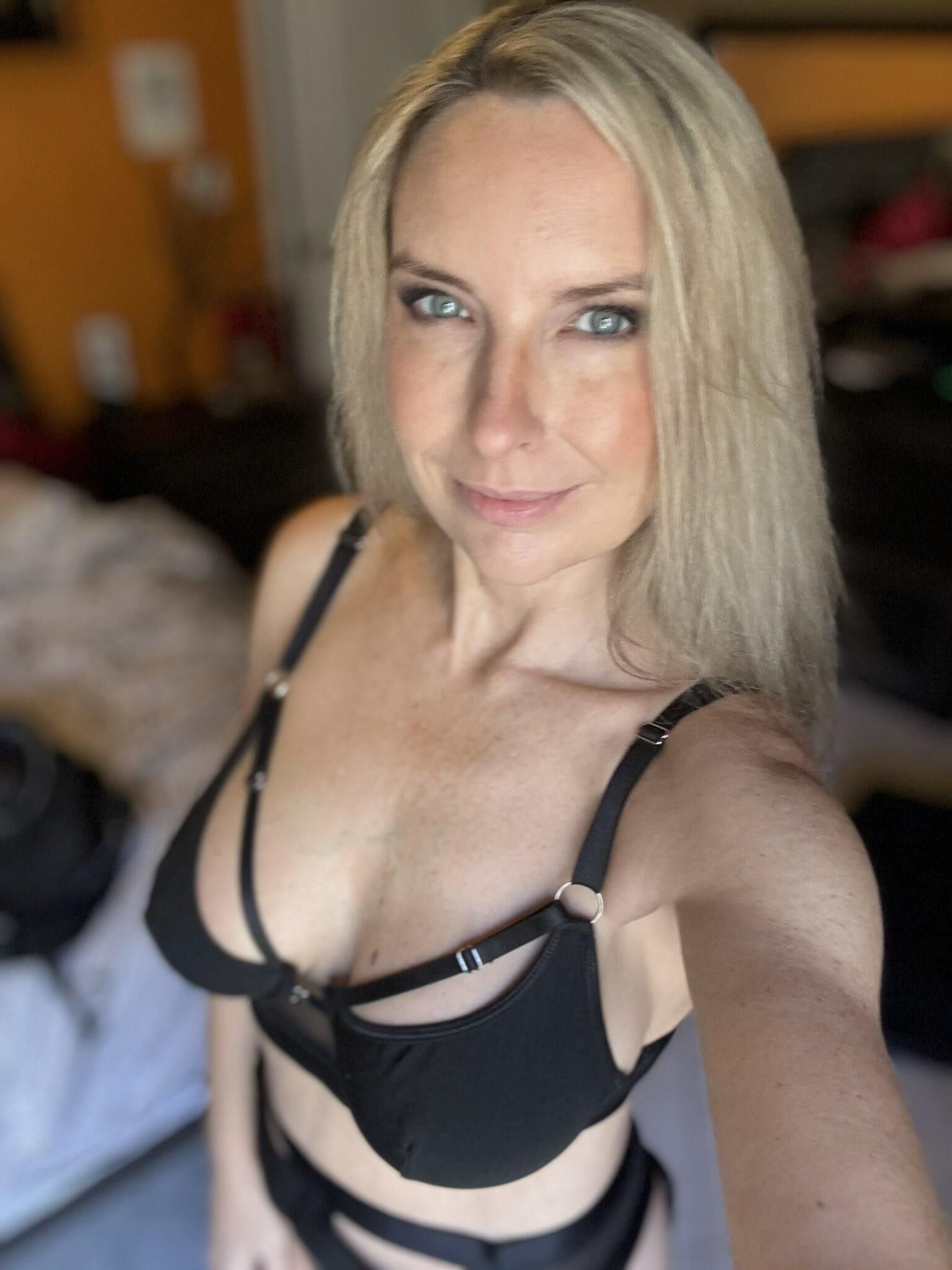 BUSTY BLONDE SAMANTHA RAY MODEL X