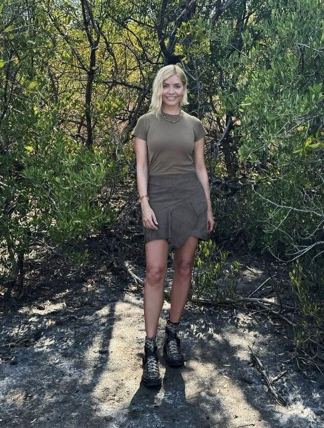 セクシーなホリー・ウィロービー・ミルフの足があなたを中出しさせます