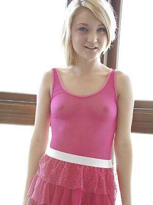 Hot blondes with pretty pokies