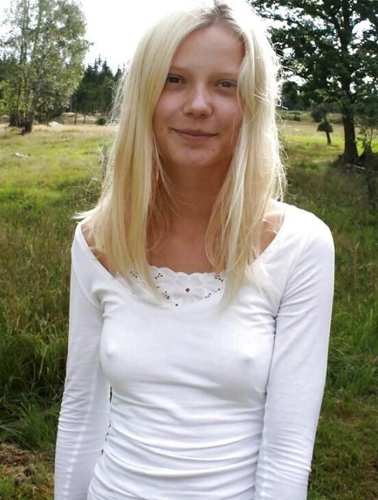 Hot blondes with pretty pokies