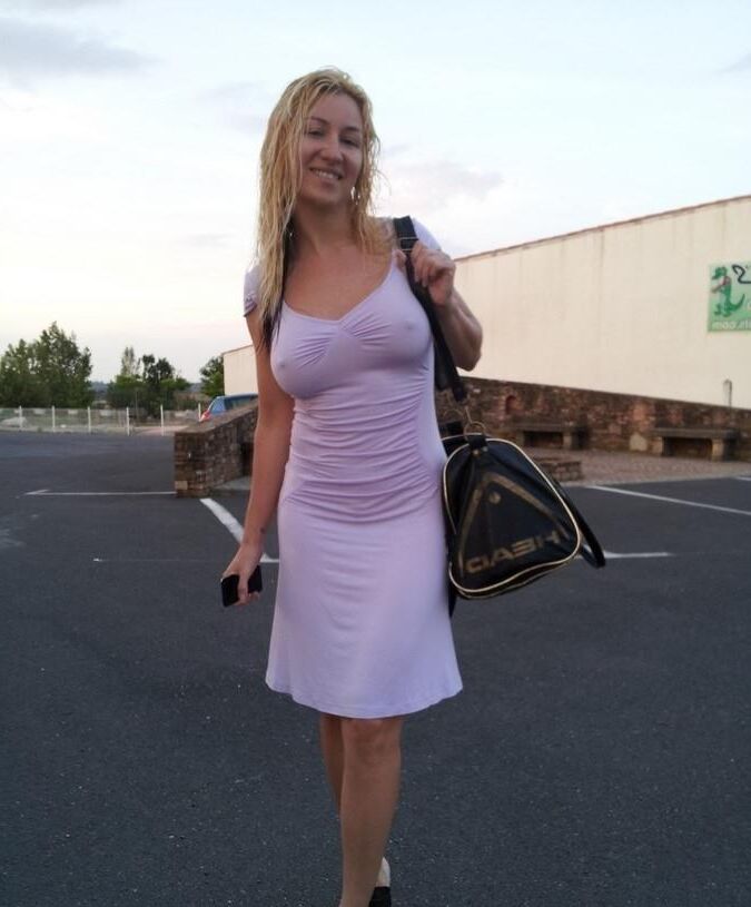 Hot blondes with pretty pokies