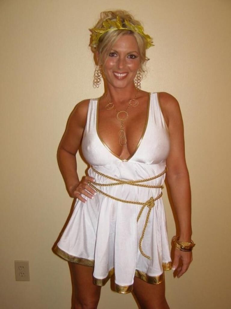 Hot blondes with pretty pokies
