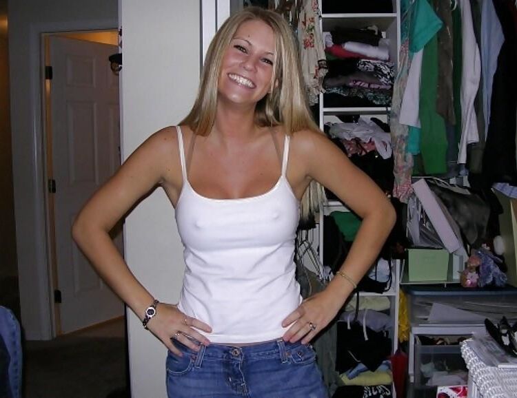 Hot blondes with pretty pokies