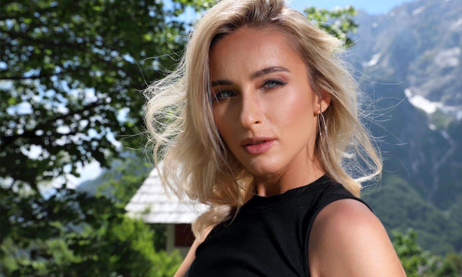 Cara Mell Out about town (NN)