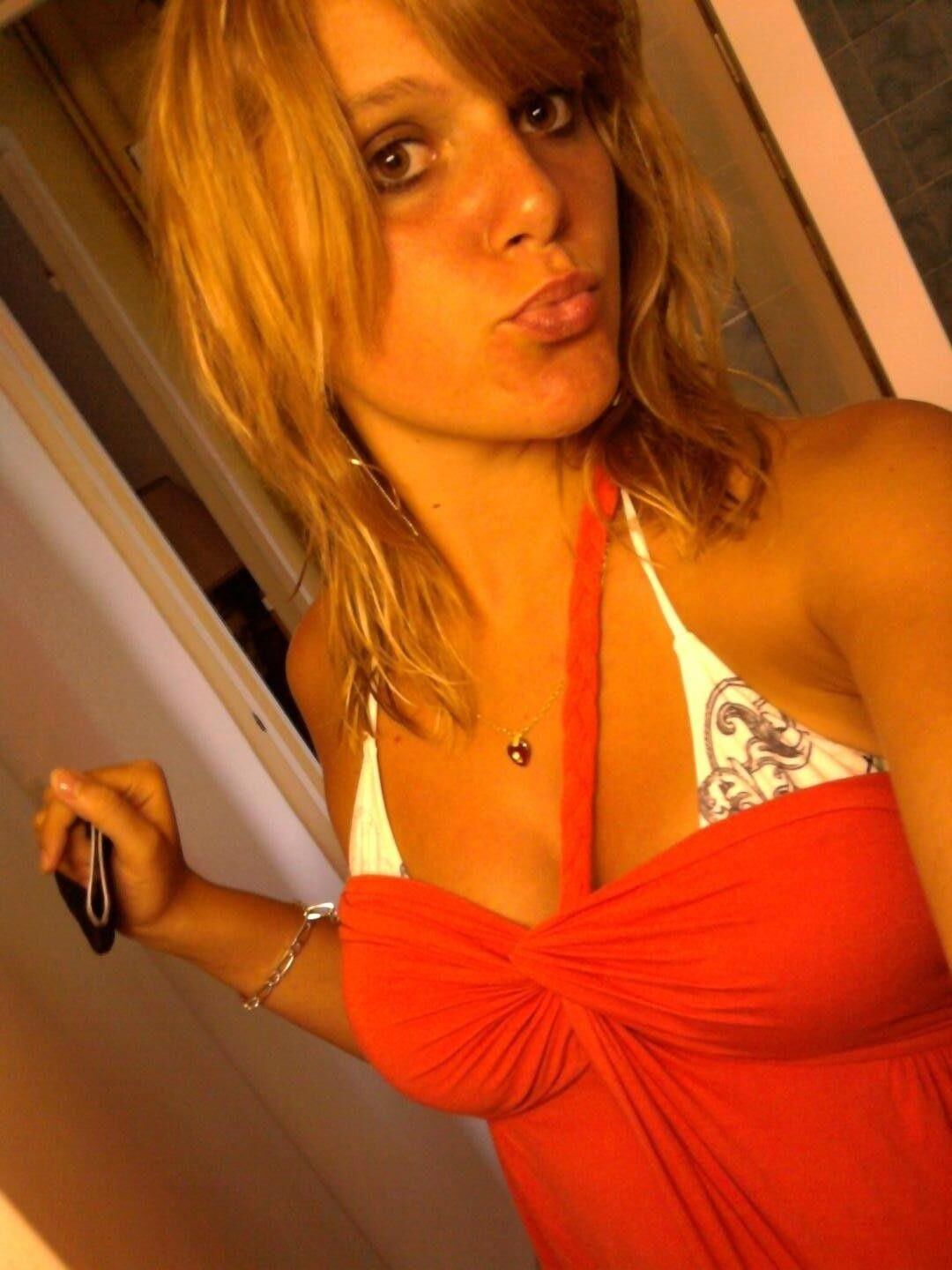ブロンドのベイビーベッドルームのヌードとセックス