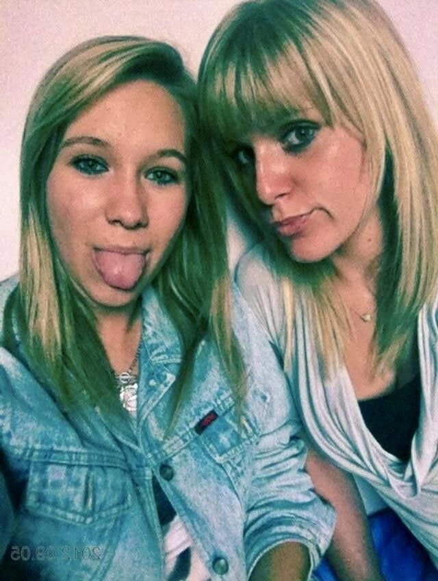 ブロンドのベイビーベッドルームのヌードとセックス
