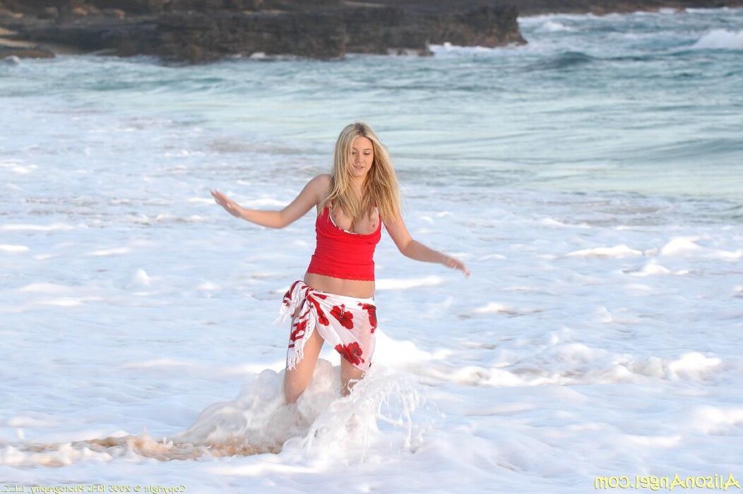 Alison se mamas na praia