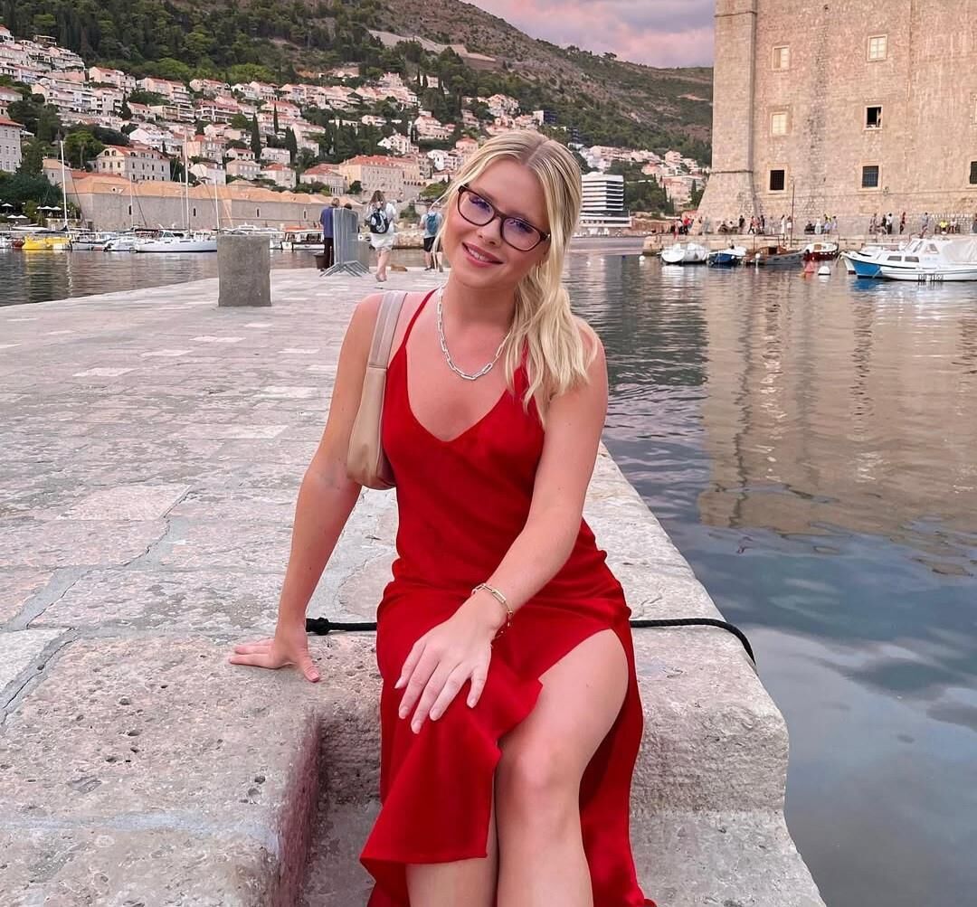 Victoria spreads her for you all.